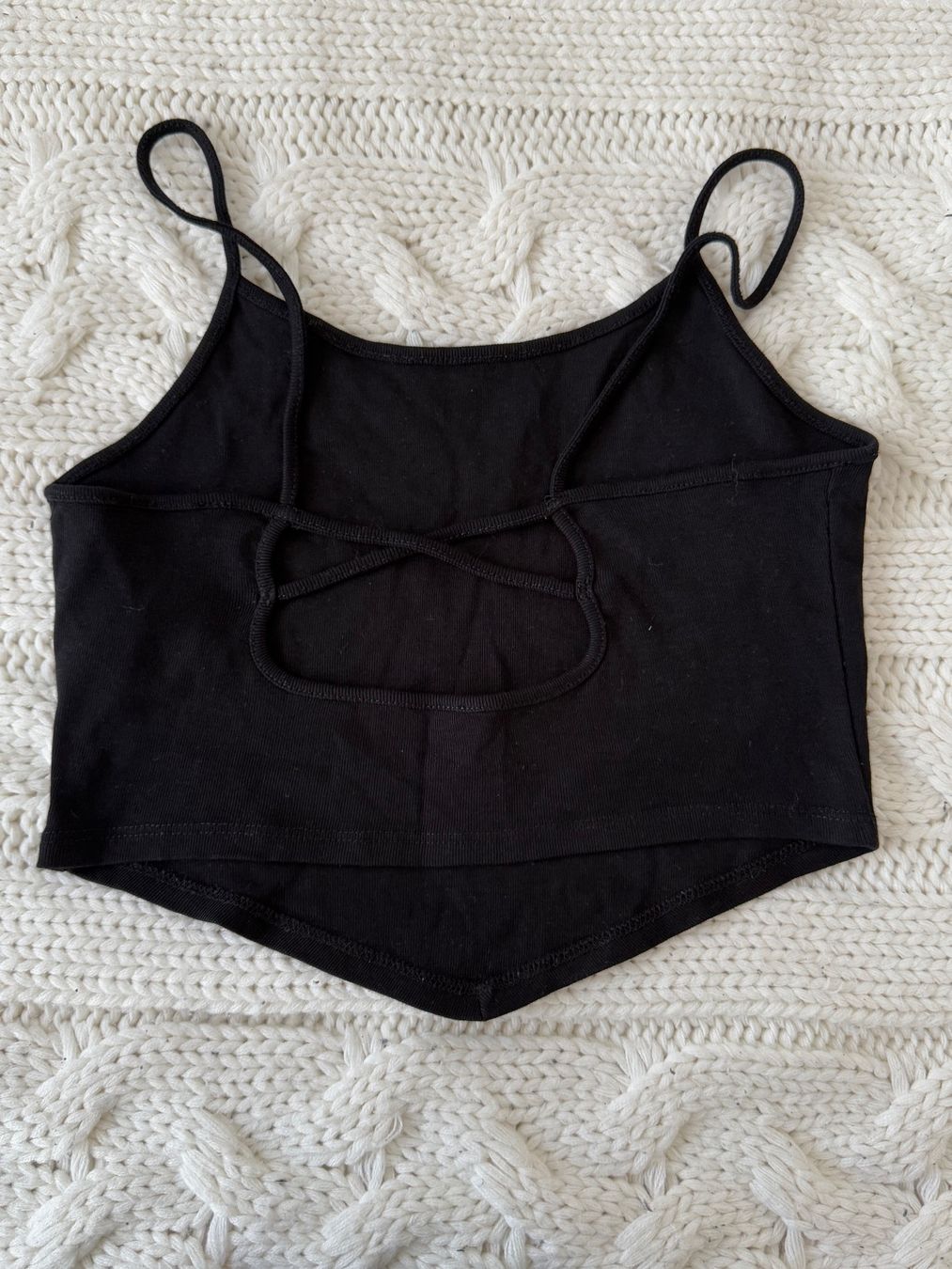 Top: Schwarzes Croptop mit offenem Rücken – Usato da Bern venduto da sto_2djw 1