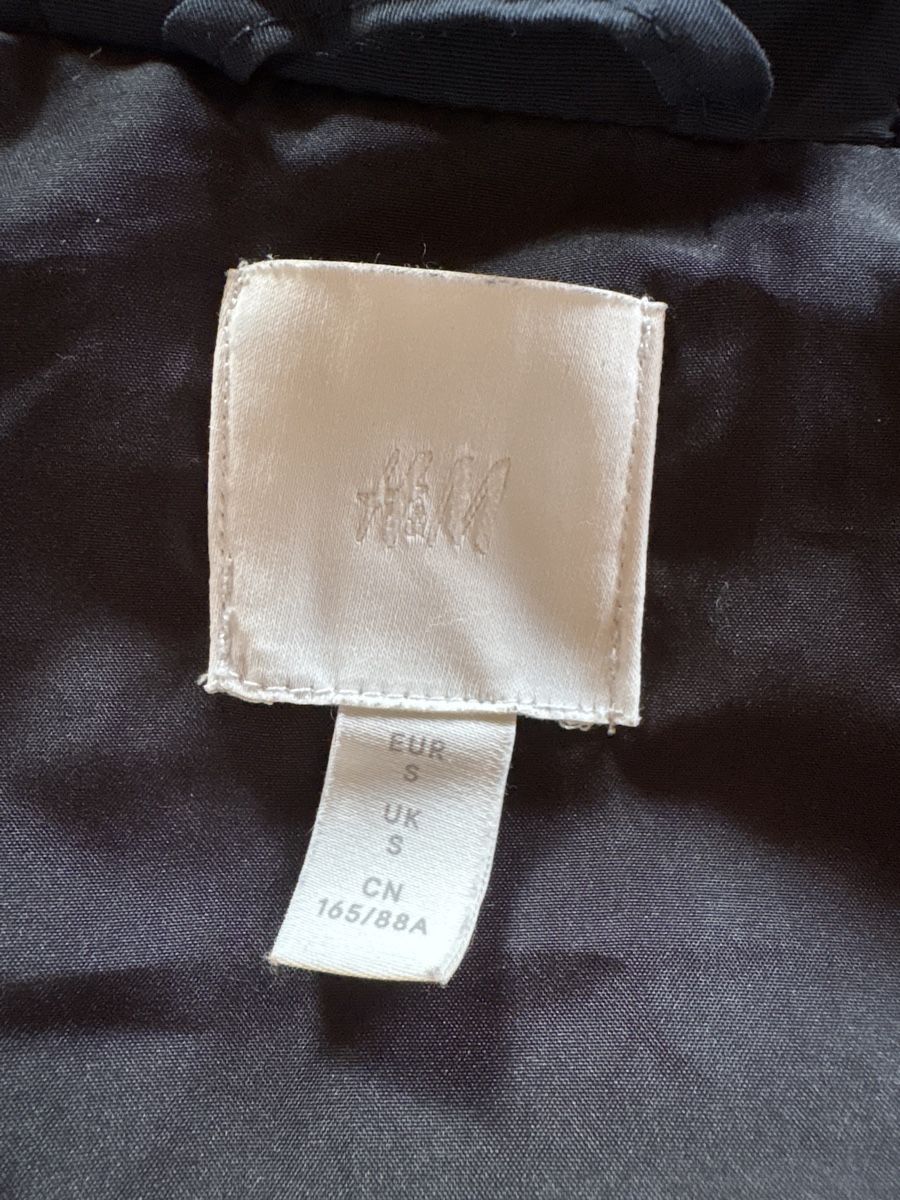 H&M Giacche: Oversize Winterjacke dunkelblau. S – Usato da Môtier (Vully) venduto da Iljos 4