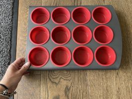 12er Muffinblech mit roten Silikonförmchen, Backform,