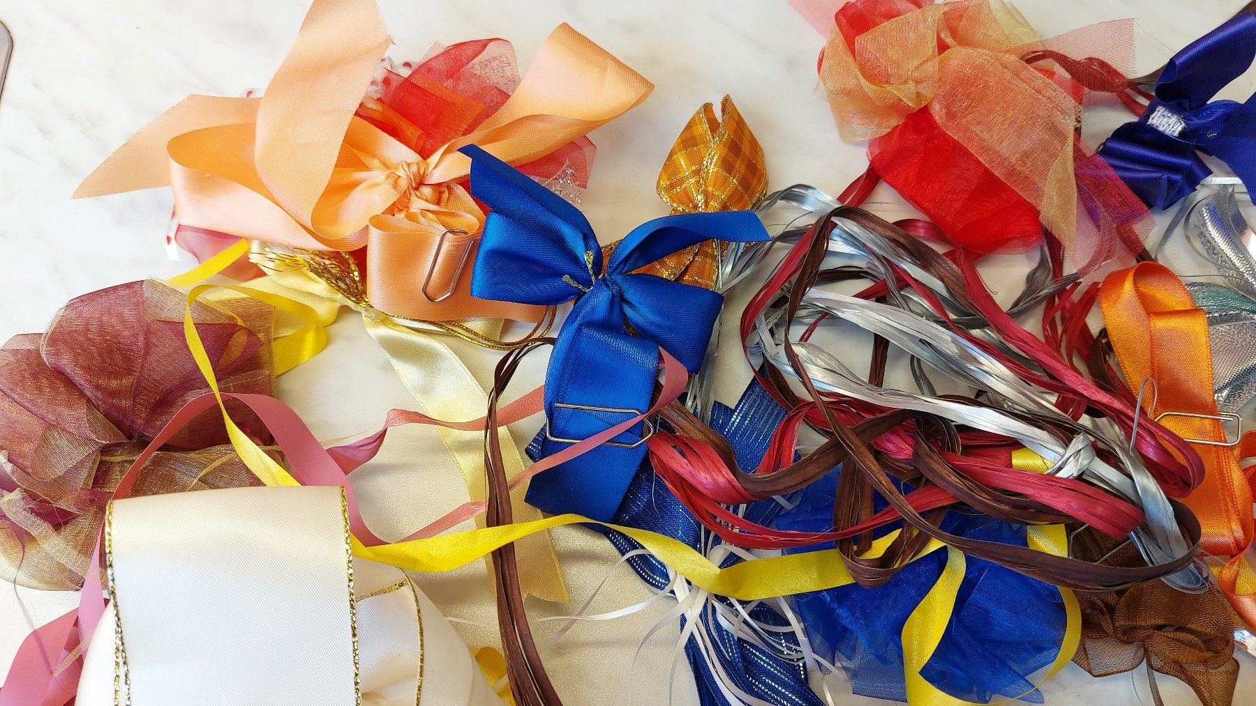 Dekobänder: Geschenkband Set mit Schleifen diverse Farben – Gebraucht aus Zollikofen von Blackie 2