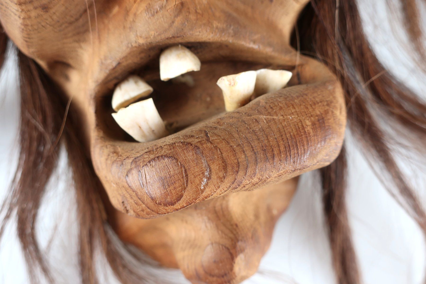 Maschere: Holzmasken mit Haar – Usato da Volketswil venduto da brockipfannenstil 8
