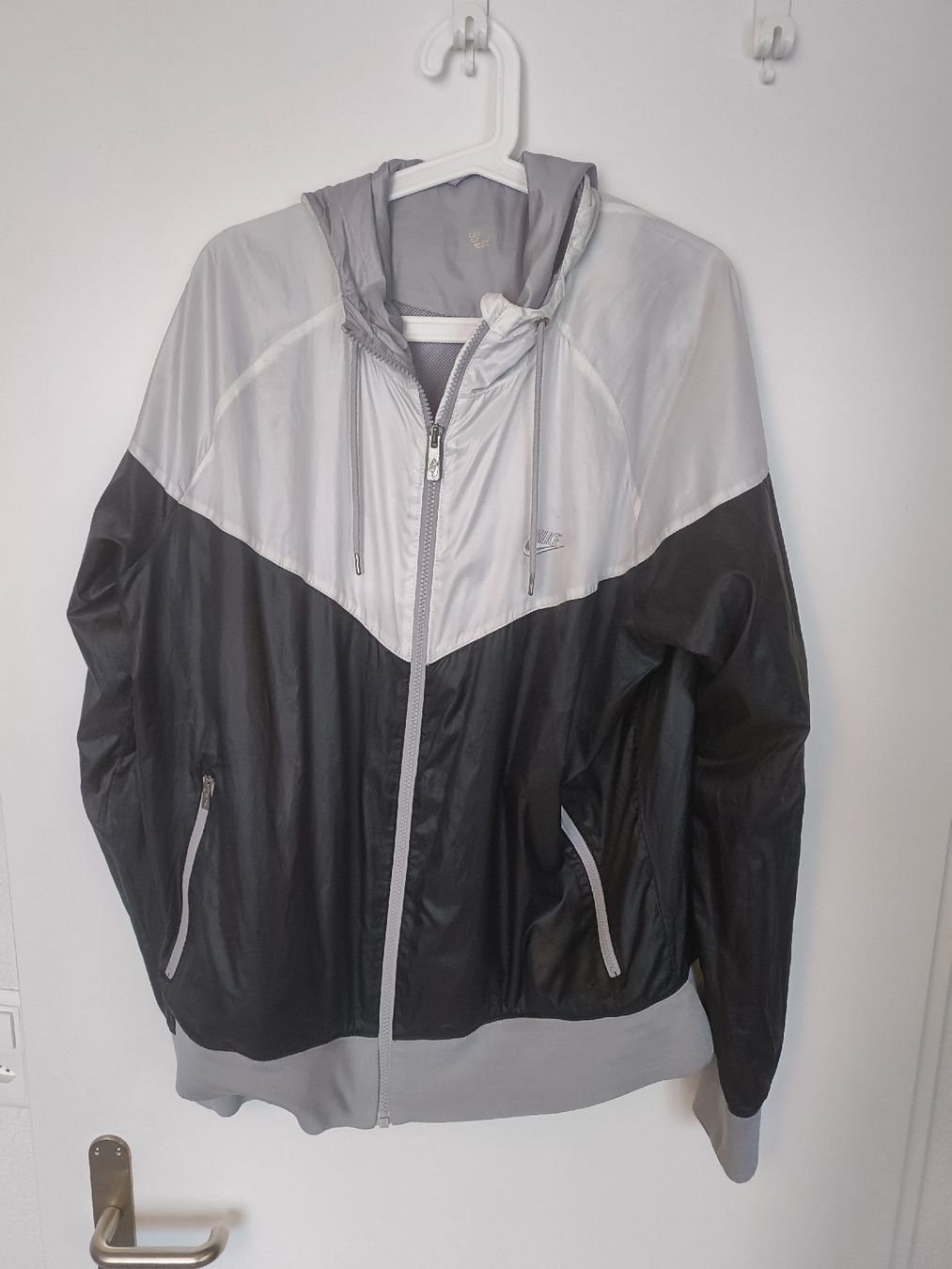 Nike Jacken: Nike Trainingsjacke / Windrunner XL – Gebraucht aus Staufen von Bambotscha
