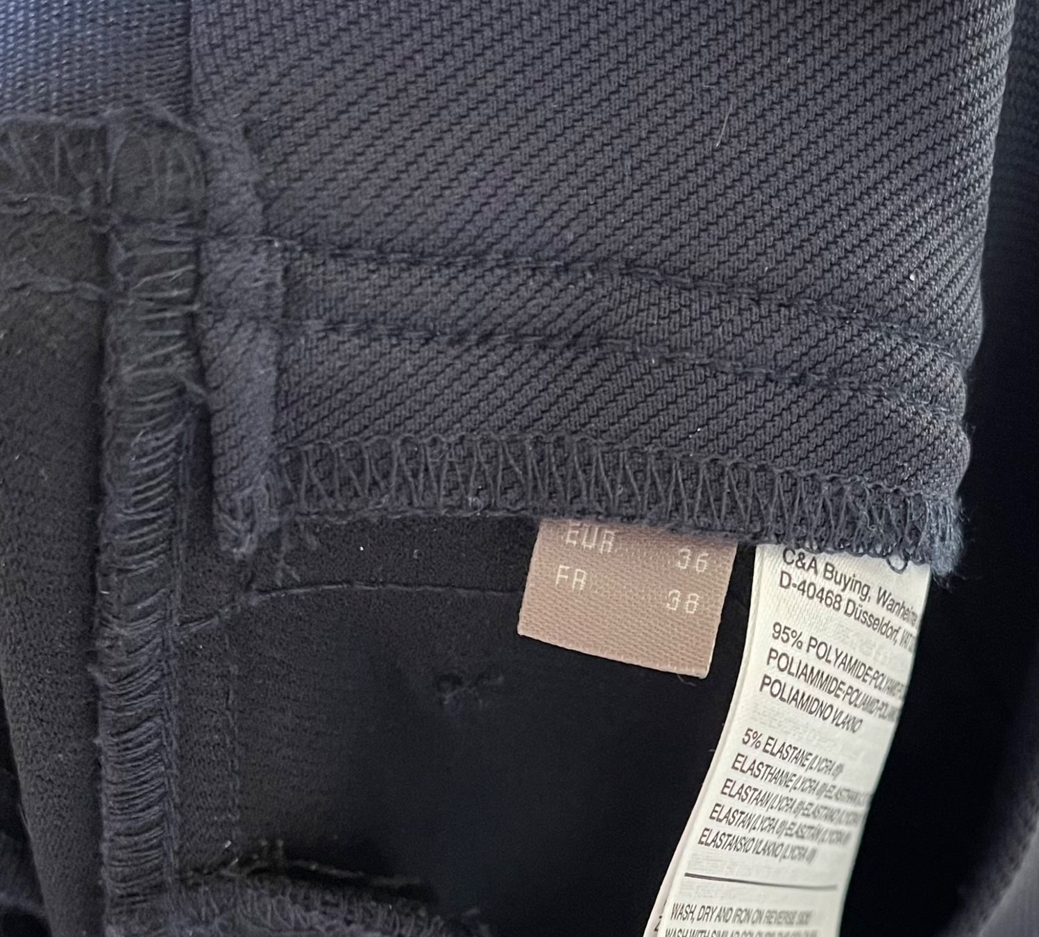 C&A Pantaloni: Training bleu marque C&A – Usato da Sion venduto da edelweissse 4