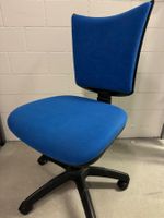 ***** Bürostuhl blau mit Rollen - gebraucht *****
