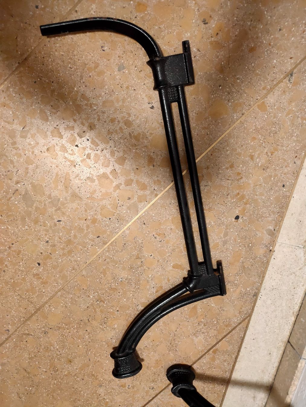 Altri mobili d'antiquariato: 2 Alte Gussfüsse – Usato da Zürich venduto da Joer 1