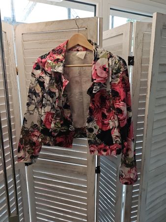 Kurze Damenjacke Blumenmuster Grösse 38 