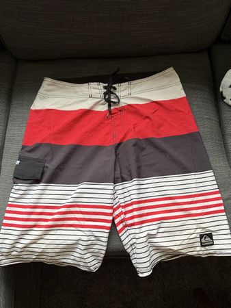 Neuwertige Quicksilver Boardshorts Grösse 34