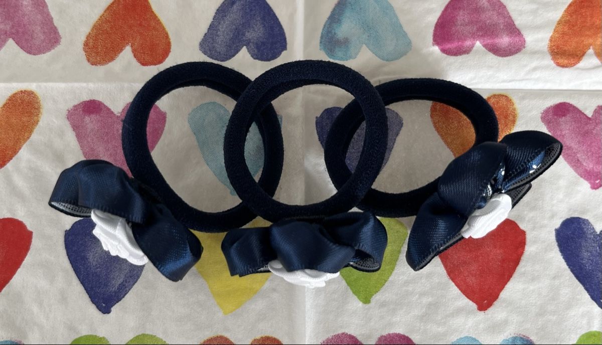 Accessori per capelli: 3 Haargummis mit Blumen dunkelblau neu – Nuovo (secondo la descrizione) da Basel venduto da Lila11 3
