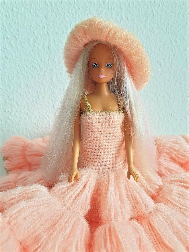 Bambole: Puppe Barbie Stil mit Kleid und Hut – Usato da Nürensdorf venduto da AntonioAE 1