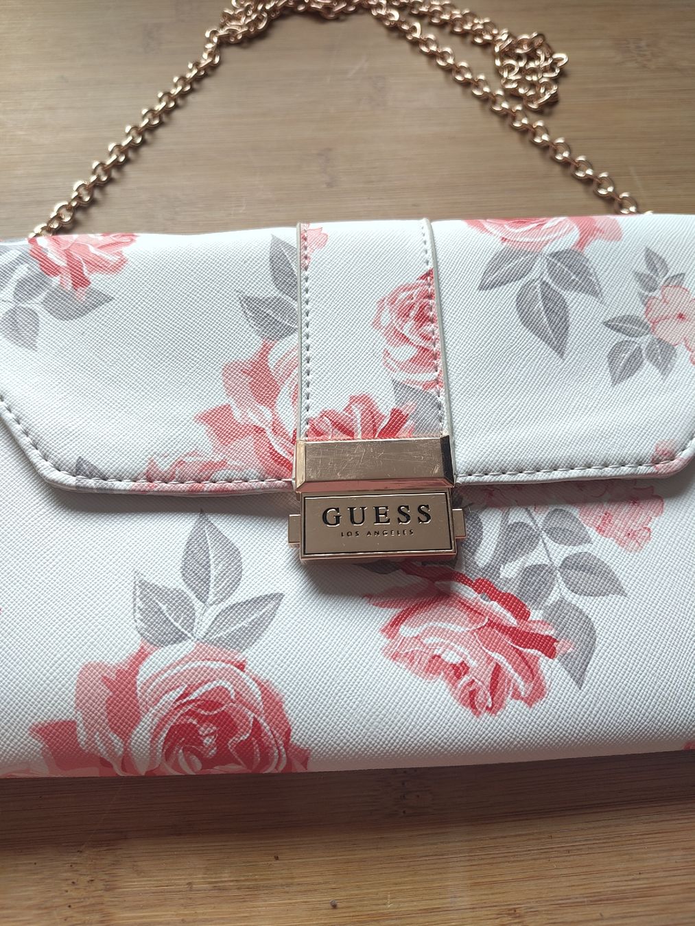 Guess Taschen für Damen: Guess Clutch Kette weiss mit Blumen  – Gebraucht aus Leuggern von Pummi19 1