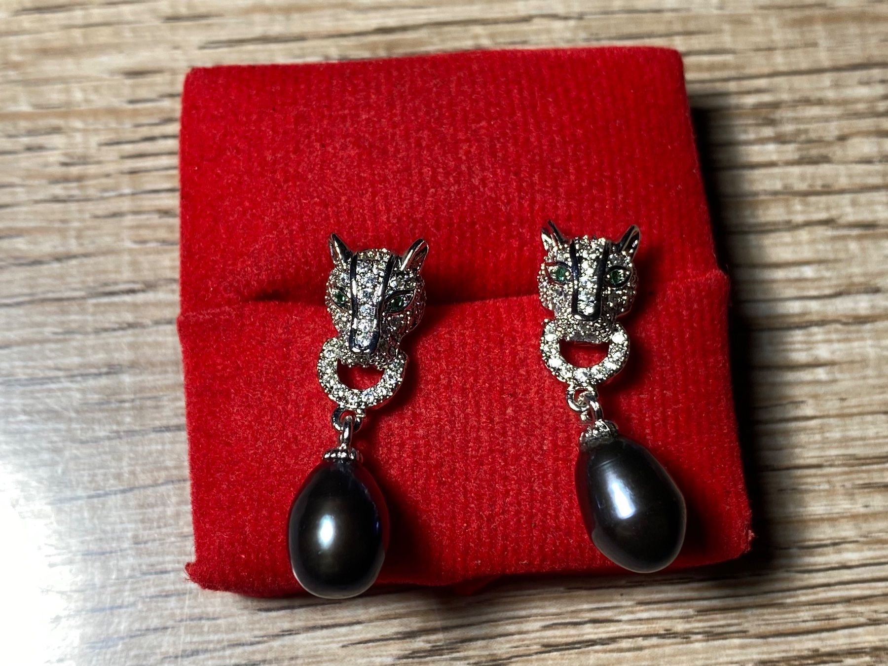 Orecchini pendenti & Orecchini a lobo: Ohrstecker mit Süsswasserperlen + Smaragd: Leopard Motiv – Nuovo e nell'imballaggio originale da Laax venduto da Kiki_Kingdom3 5
