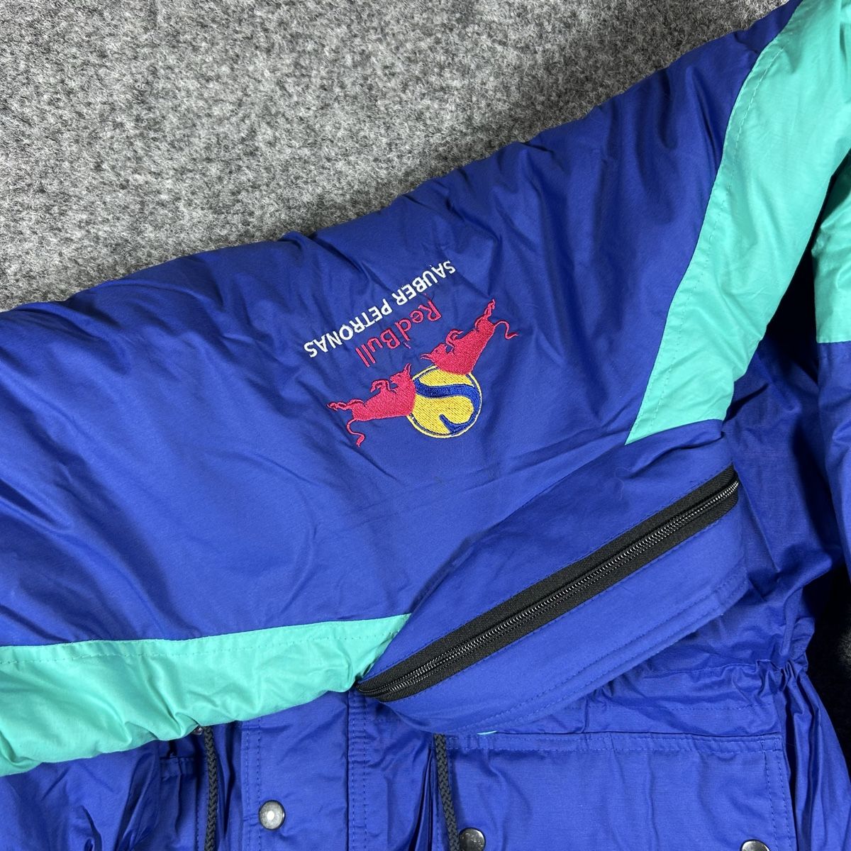 Red Bull Giacche: 1990s Red Bull jacket – Nuovo (secondo la descrizione) da La Sagne NE venduto da Matlasape 3