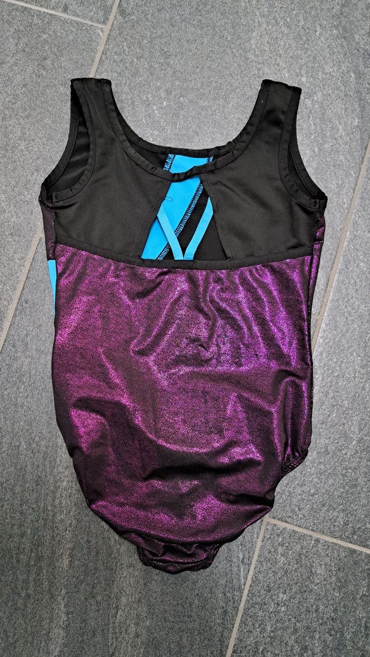 Scarpe, pantaloni & magliette da ginnastica: Turndress Gr. 122 – Usato da Egliswil venduto da Elaja 1