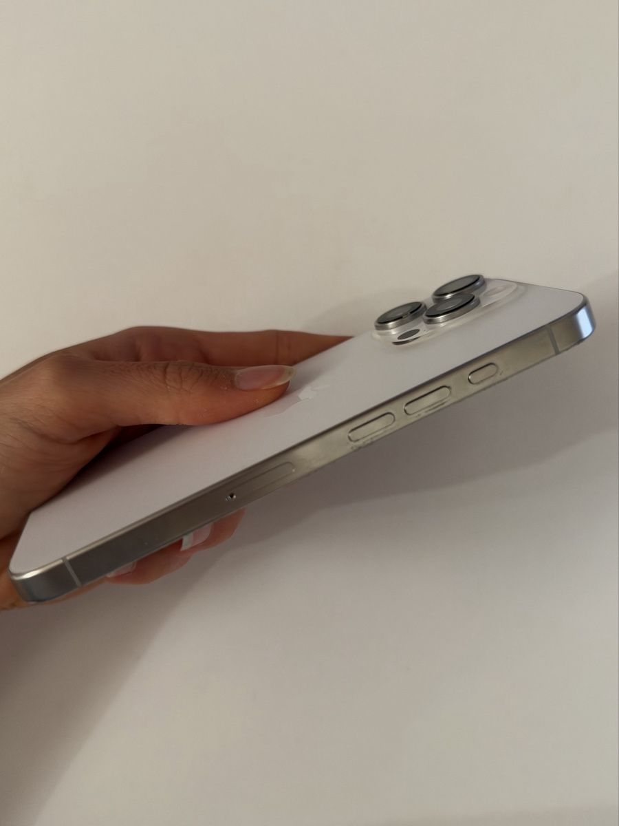 Apple Telefoni cellulari / Smartphones: Apple iPhone 16 Pro 128GB White Titanium – Usato da Zürich venduto da annina.n95t 2