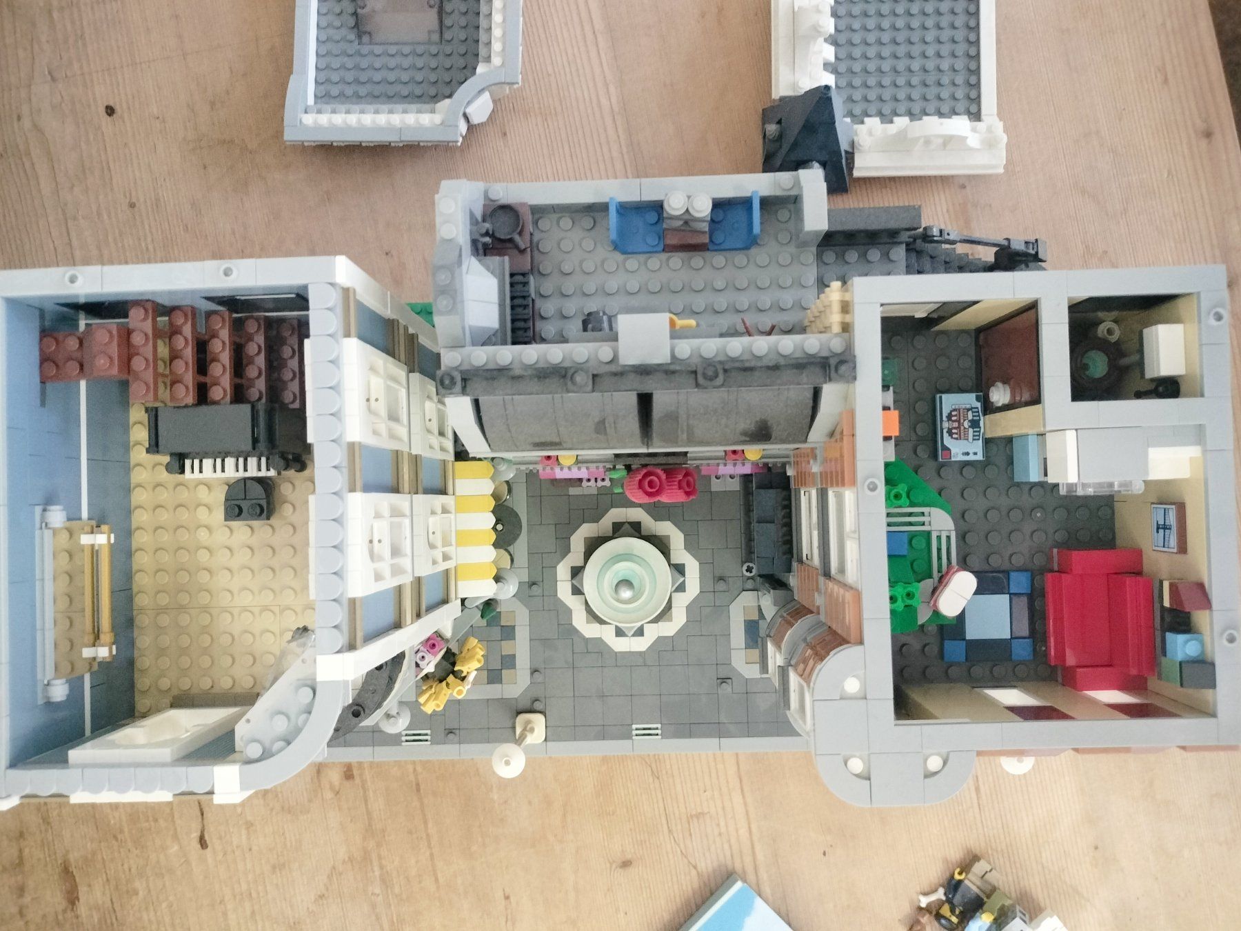 Lego Jouets: Lego Creator Expert 10255 Assembly Square Modular ab 1.- – D'occasion à Wil SG par RoyalBricks 5