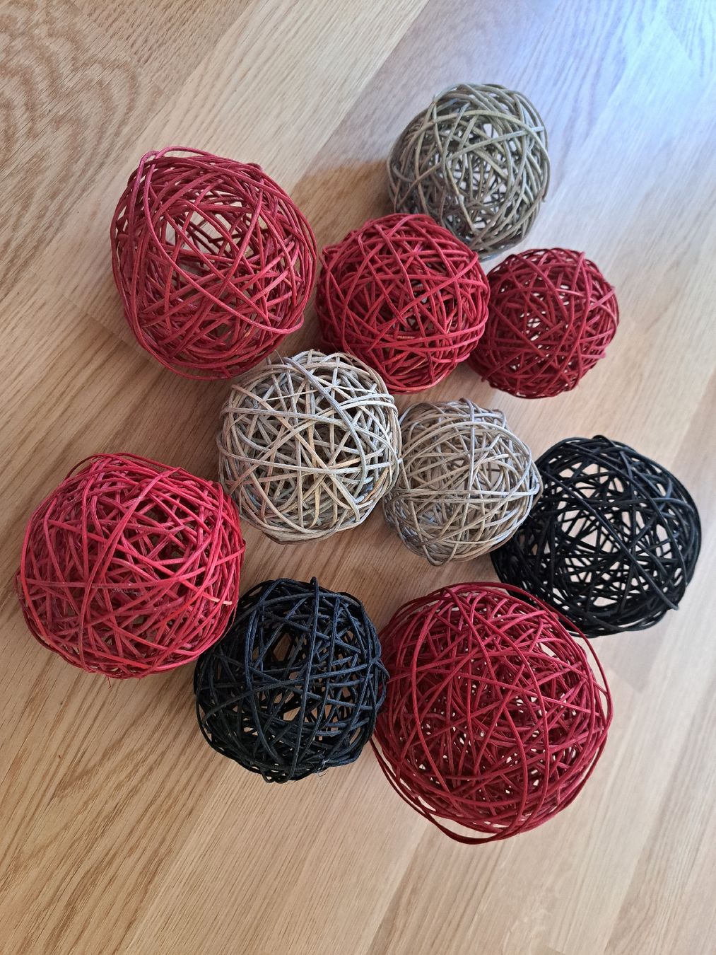 Tutte le decorazioni: Deko Kugeln schwarz, rot, grau – Usato da Murten venduto da ste_s76w