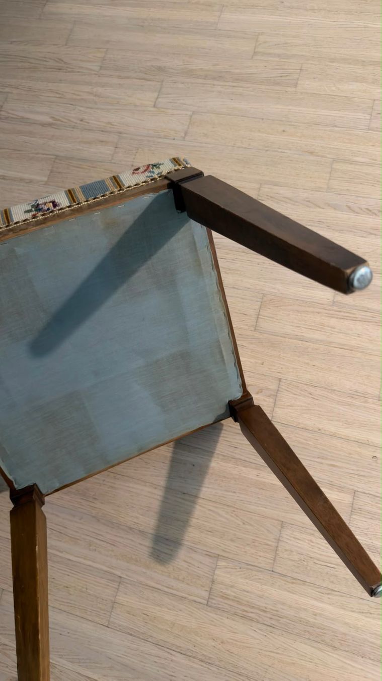 Sedie: Vintage-style wooden upholstered stool. Comfortable padded – Usato da Dietikon venduto da Jacob-Alexandre 2