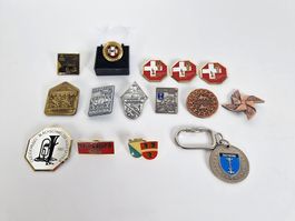 15 Schweizer Pins mit verschiedenen Designs und Motiven
