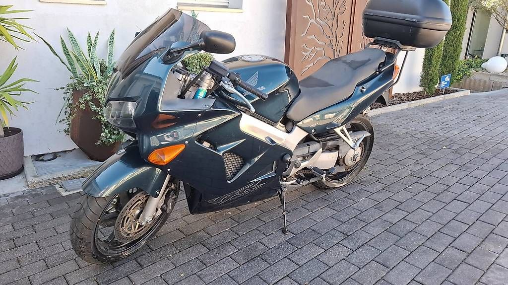 Honda Strasse: Honda VFR 800 a vendre – Gebraucht aus Lonay von Squillace