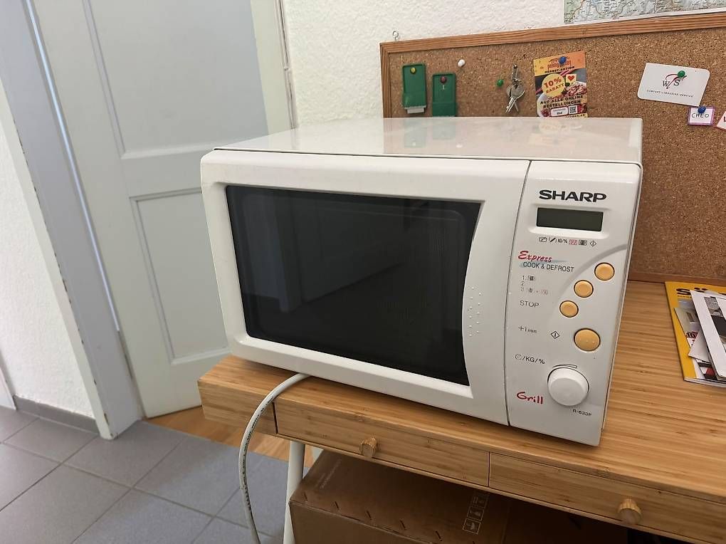 Sharp Appareils de cuisine: Sharp Mikrowelle, 800W, Gratis – D'occasion à Zürich par dan_7kpr