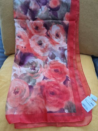 Écharpe légère à motifs floraux, idéale pour l'été!