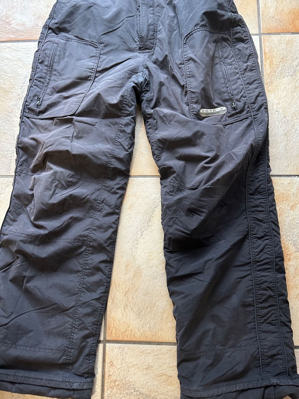 Hosen: Pantalon de ski de marque zone X – Gebraucht aus Corcelles-près-Payerne von est_2zs9