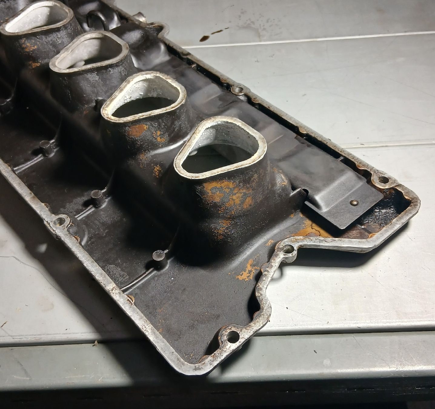 Mercedes-Benz Tutti pezzi di ricambio auto: Cache soupapes Mercedes 280SE W116 – Usato da la heutte venduto da Auto-stock 2