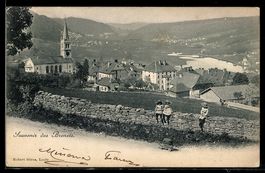 AK Les Brenets, Vue générale avec église et village au bord 