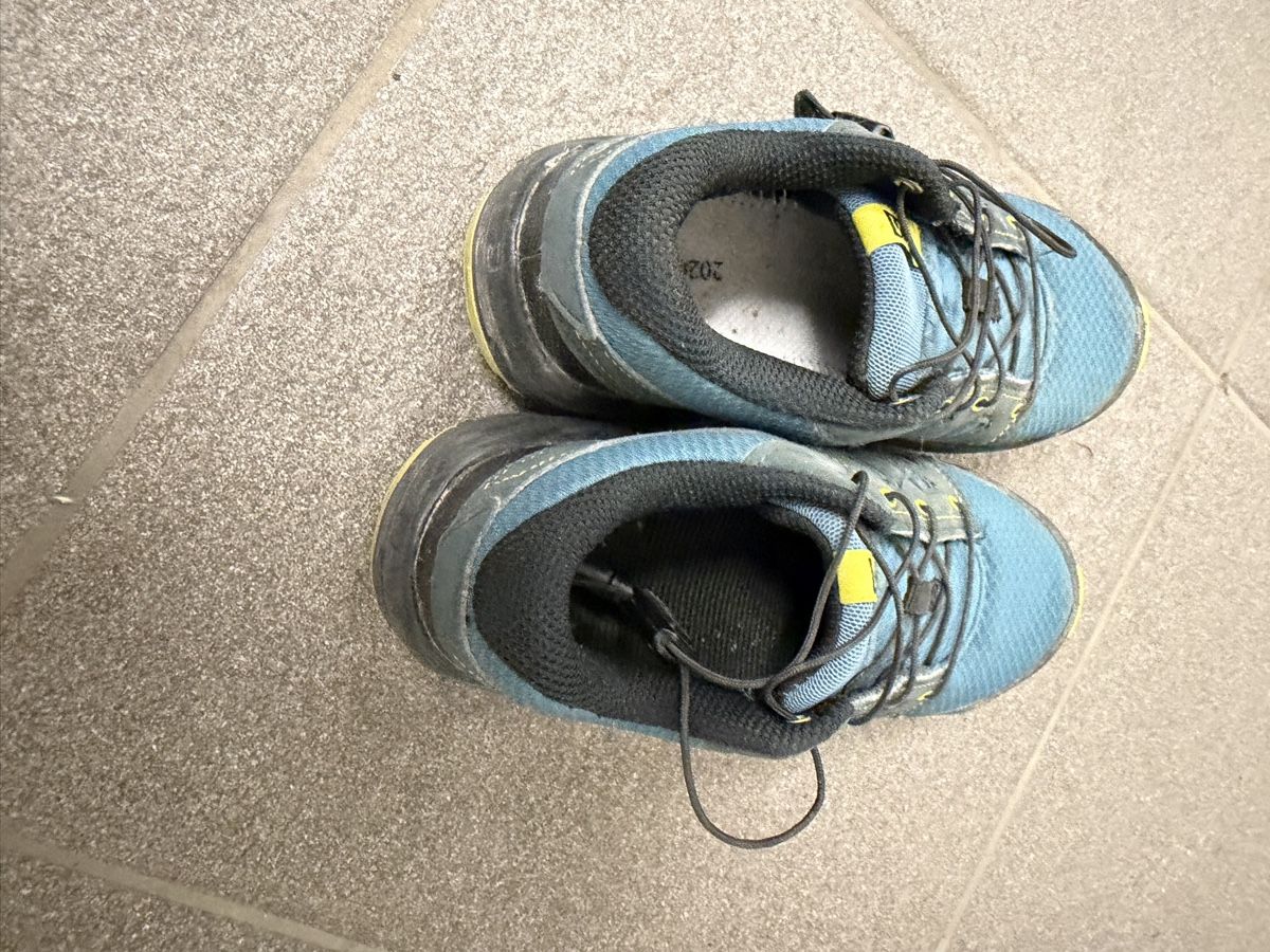 Salomon Scarpe per ragazzi: Wenig getragene Salomon Schuhe – Usato da Au SG venduto da Sukirl 1