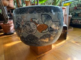 Antike asiatische Bodenvase, Goldfischbrunnen