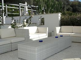 Poltrona infinity in rattan bianco