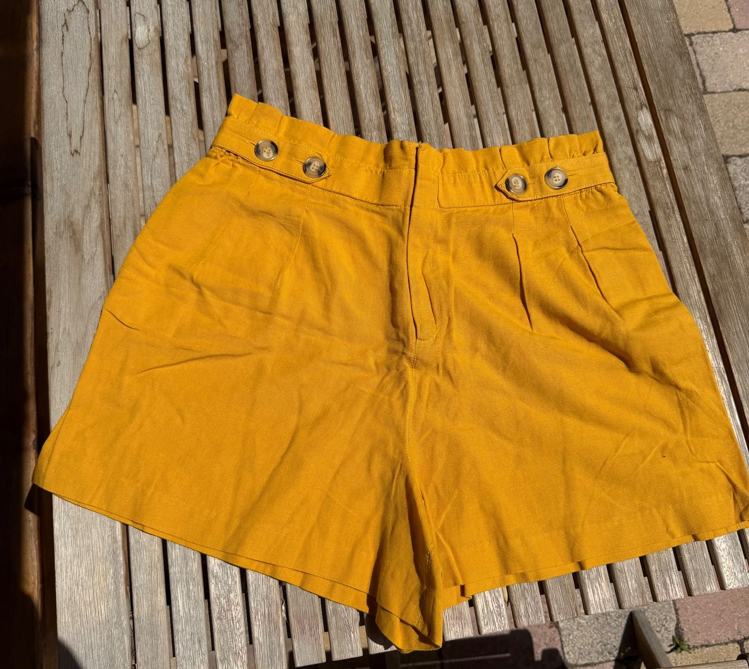 Only Pantaloni: Damenshorts gelb Grösse 40 – Nuovo (secondo la descrizione) da Zermatt venduto da cacador