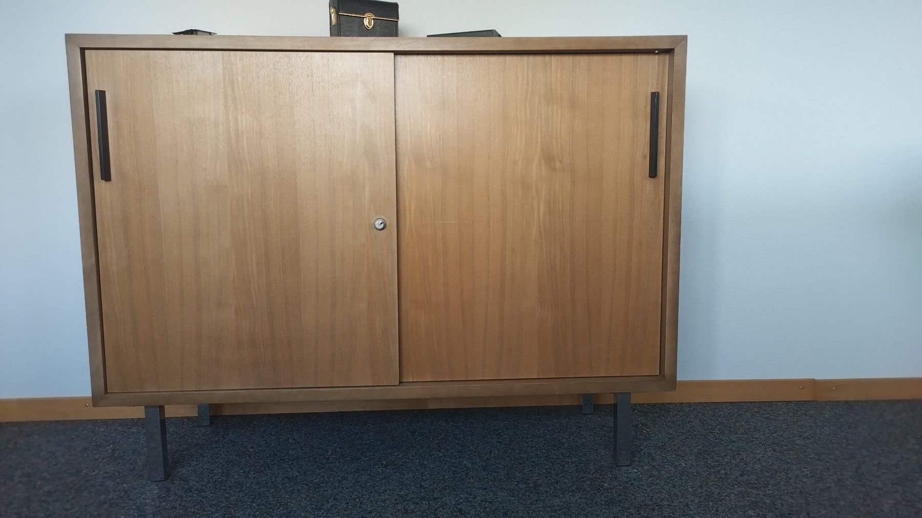Cassettiere: Sideboard aus Holz mit Schiebetüren – Usato da Zollikerberg venduto da Alasaka2013 1