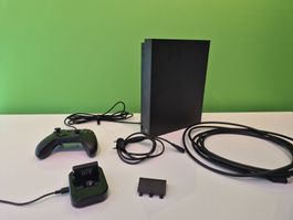 Xbox One X + Controller + Ladebox & Zusatzakku