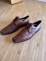 Herrenschuhe aus braunem Leder. 