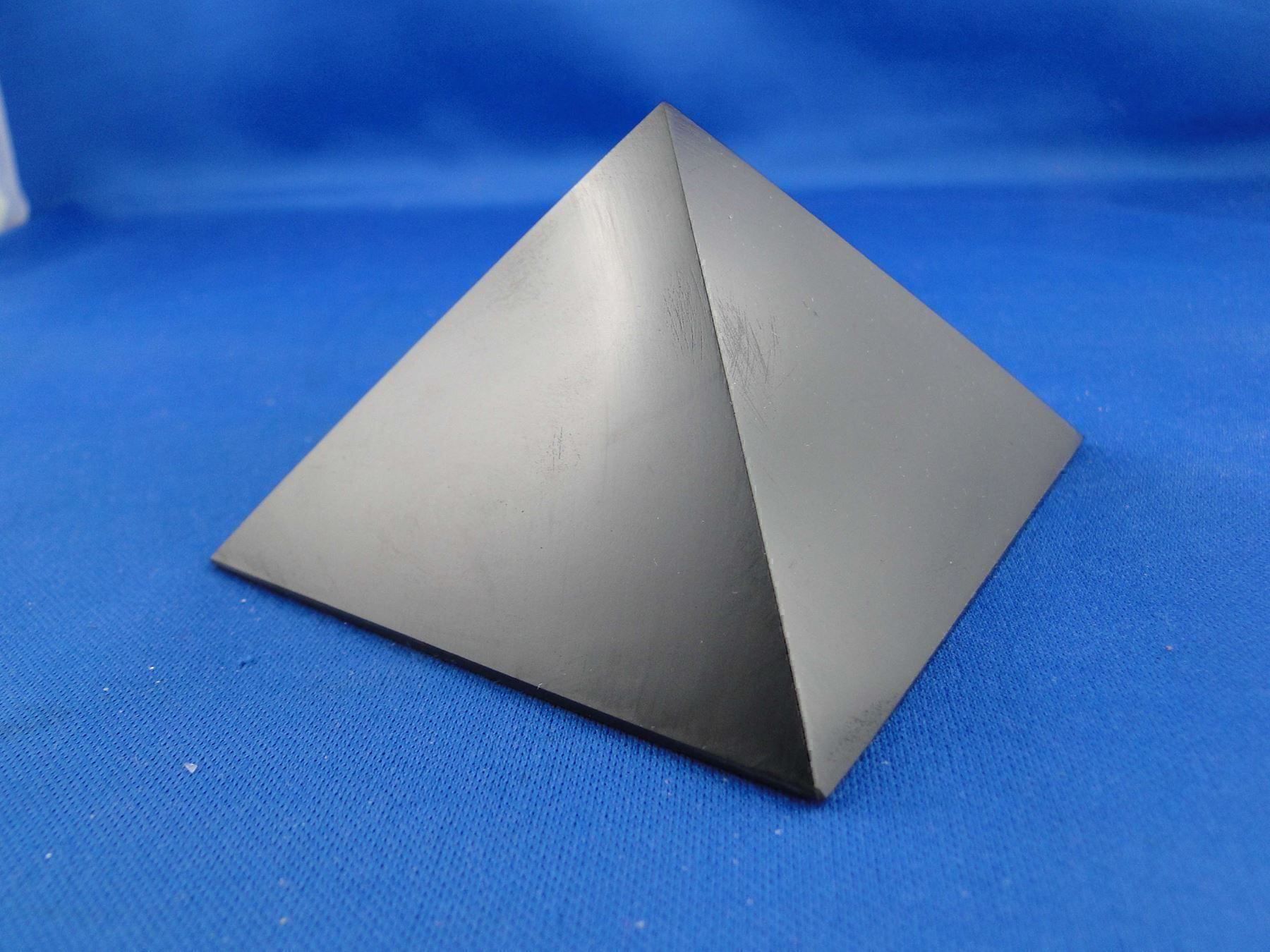 Minerali & Pietre curative: Shungit-Pyramide 12cmx12cm  poliert – Usato da Schinznach Bad venduto da Demerald 2