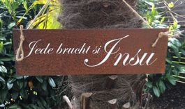 Rostiges Schild „Jede brucht sy Insu“