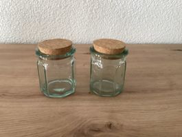 2 Gläser mit Korkdeckel