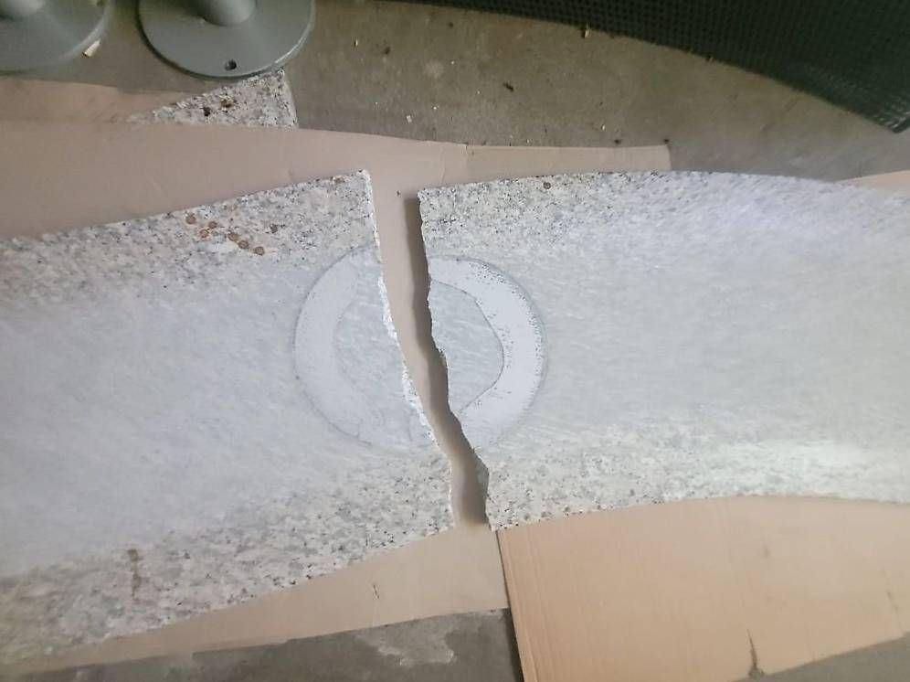 Allestimento di negozi e stand fieristici: Stehbar massiv mit Granitplatte – Usato da Dietwil venduto da tearak 3