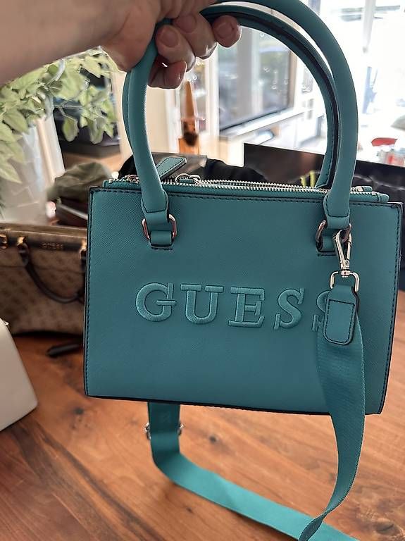 Borse da donna: Guess Handtasche mit Portmonee türkis  – Usato da Erlenbach ZH venduto da isa_l627 2