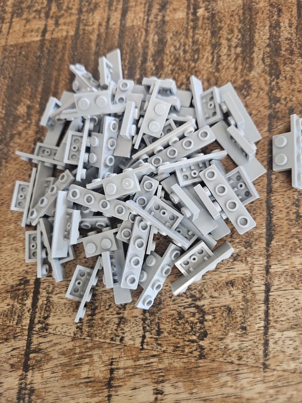 Lego Kit di costruzioni: lego 28802 lot de 50 pièces Light Bluish Gray Bracket – Usato da Confignon venduto da Ecrofigs 1