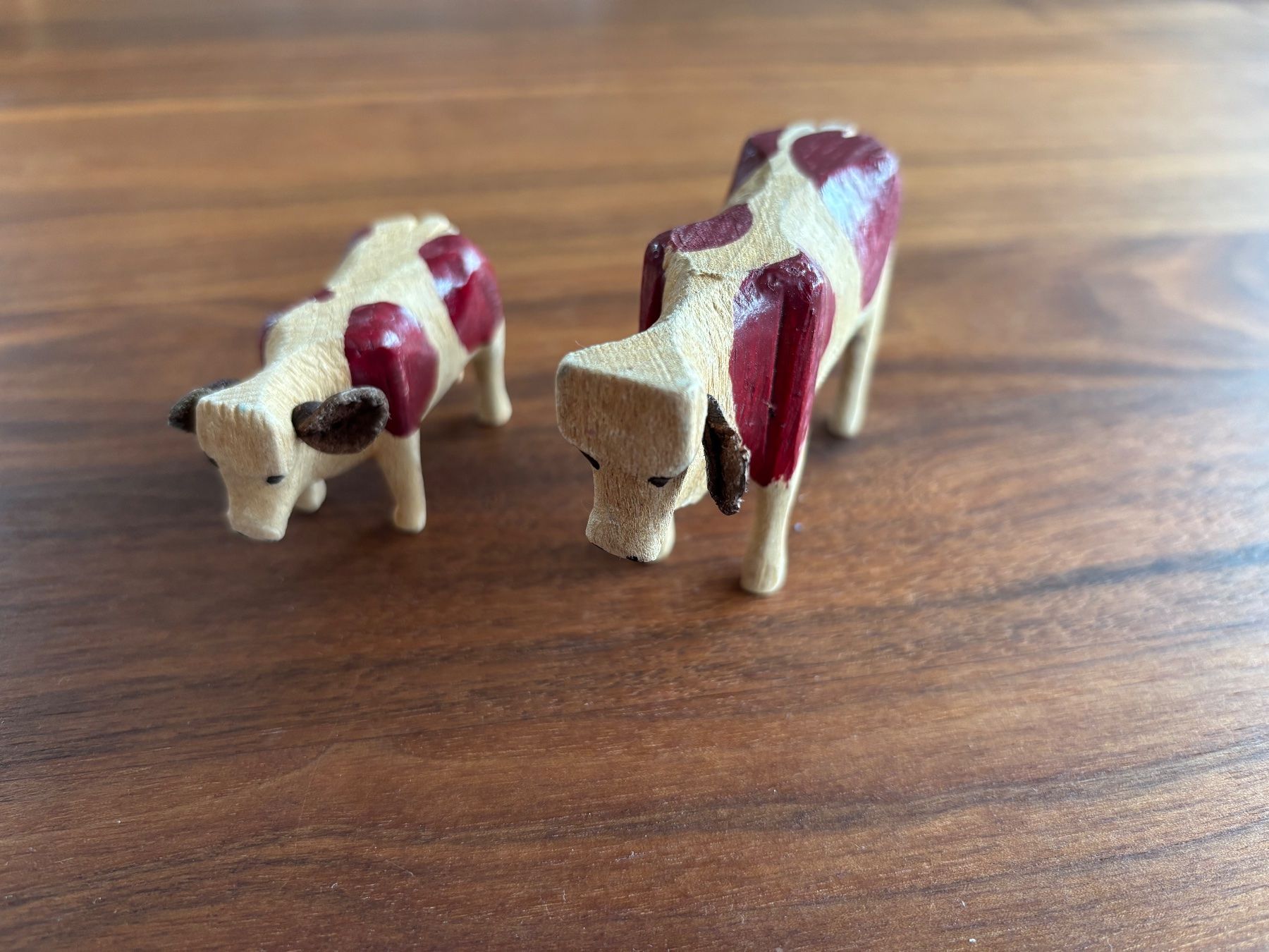 Figuren: Antike Holzkühe – Gebraucht aus Volketswil von PHTLS