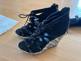 Sandalen Keilabsatz schwarz gemustert Grösse 38 gebraucht