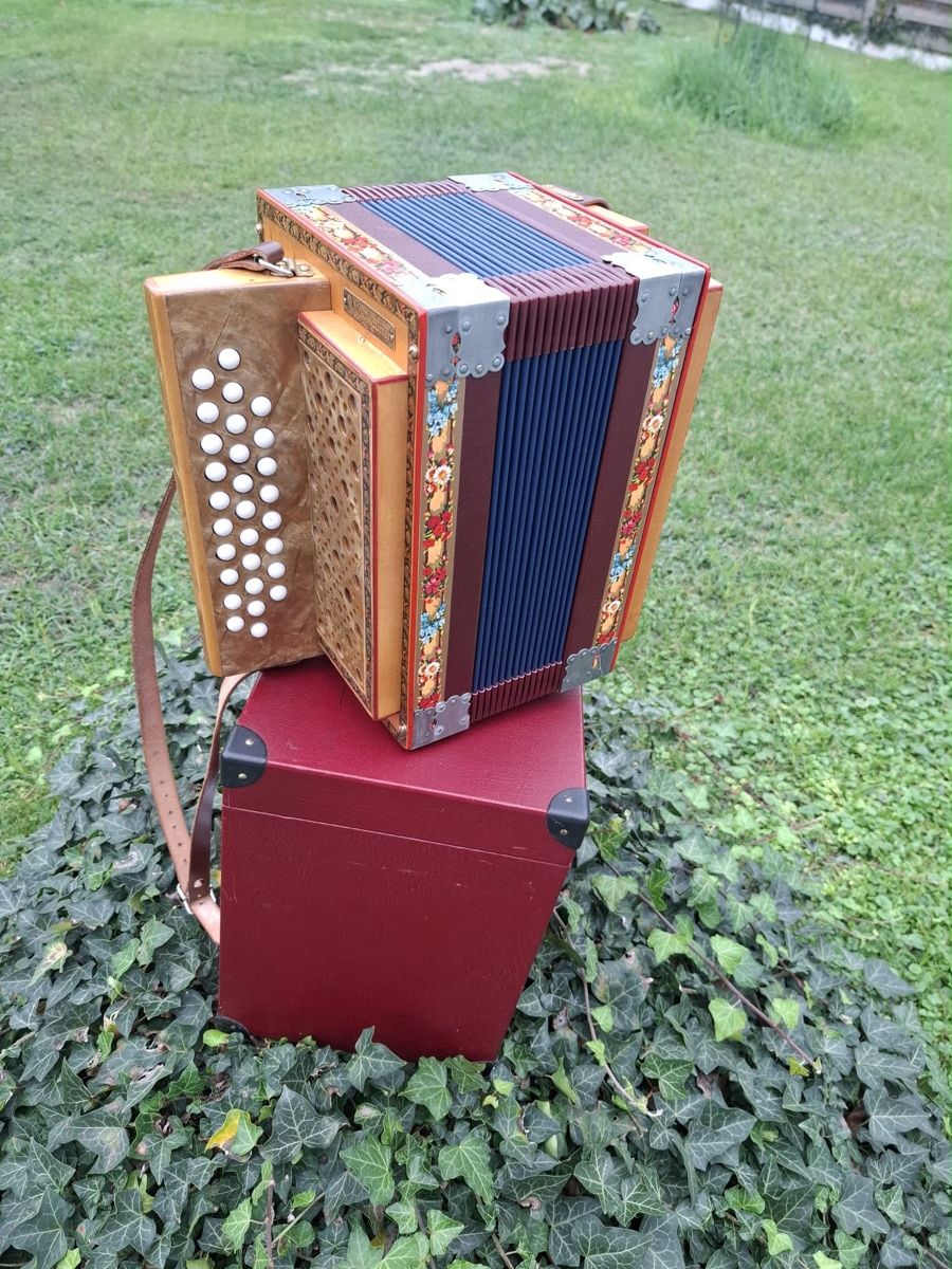 Instruments de musique: Nussbaumer Schwyzerörgeli – D'occasion à Domdidier par HA92 7