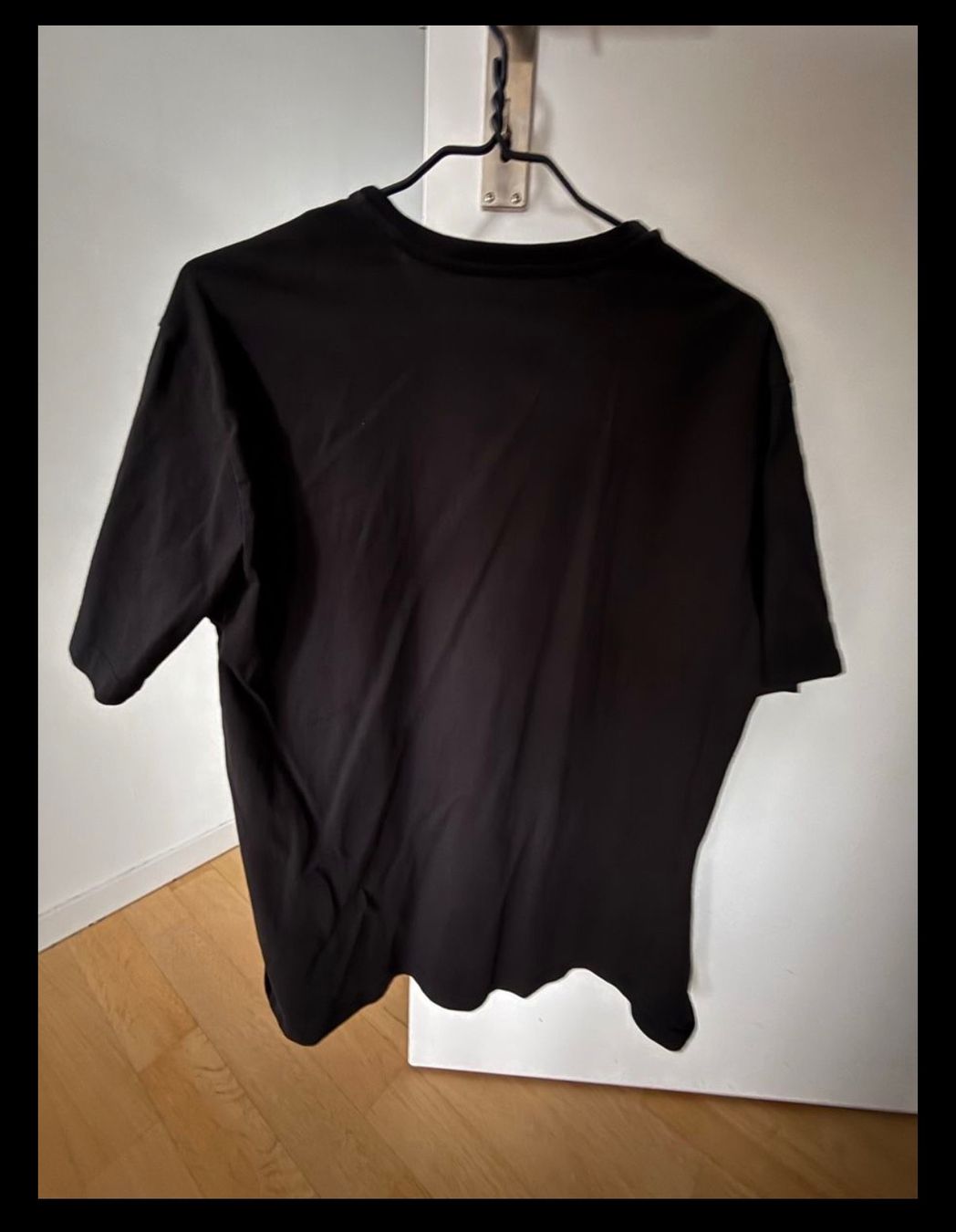 Alexander Mcqueen T-shirt: Alexander McQueen T-Shirt Size 44 Black – Usato da Basel venduto da Rouge. 2