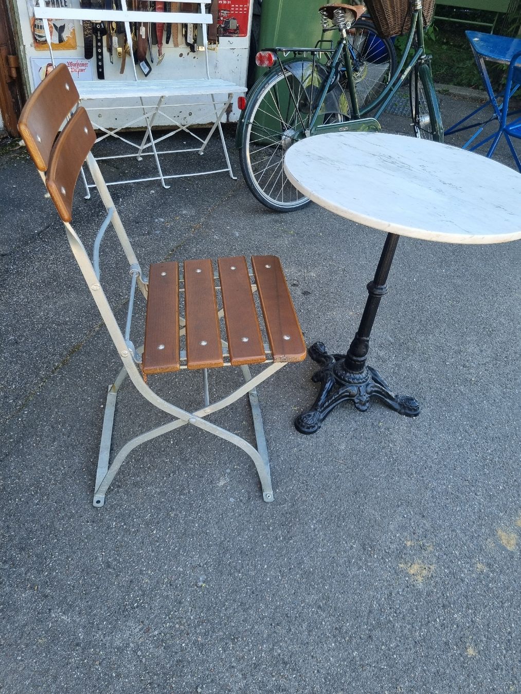 Set di tavolo e panche: Marmor Bistrotisch mit Biergartenstuhl – Usato da Grellingen venduto da Swissmeen 7