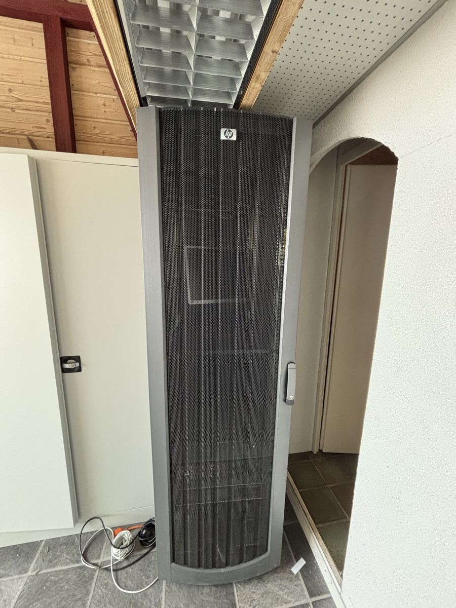Hewlett Packard Racks & Ständer: Server Rack Schrank HP  - Top Zustand! – Gebraucht aus Kaiserstuhl AG von mar_5k9x