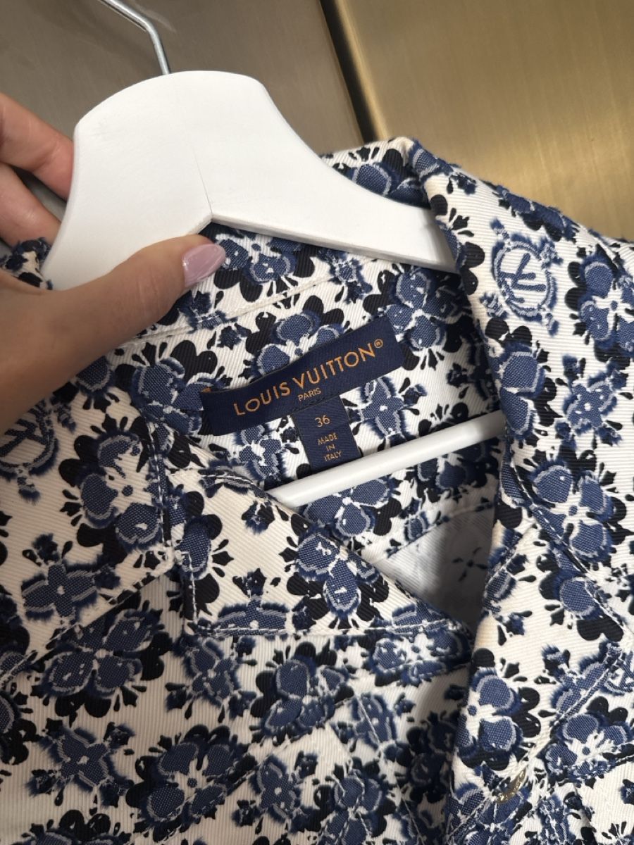 Louis Vuitton Giacche: Original Louis Vuitton Jeansjacke mit Monogram-Blumenprint – Nuovo (secondo la descrizione) da Zürich venduto da lau_5k8b 1