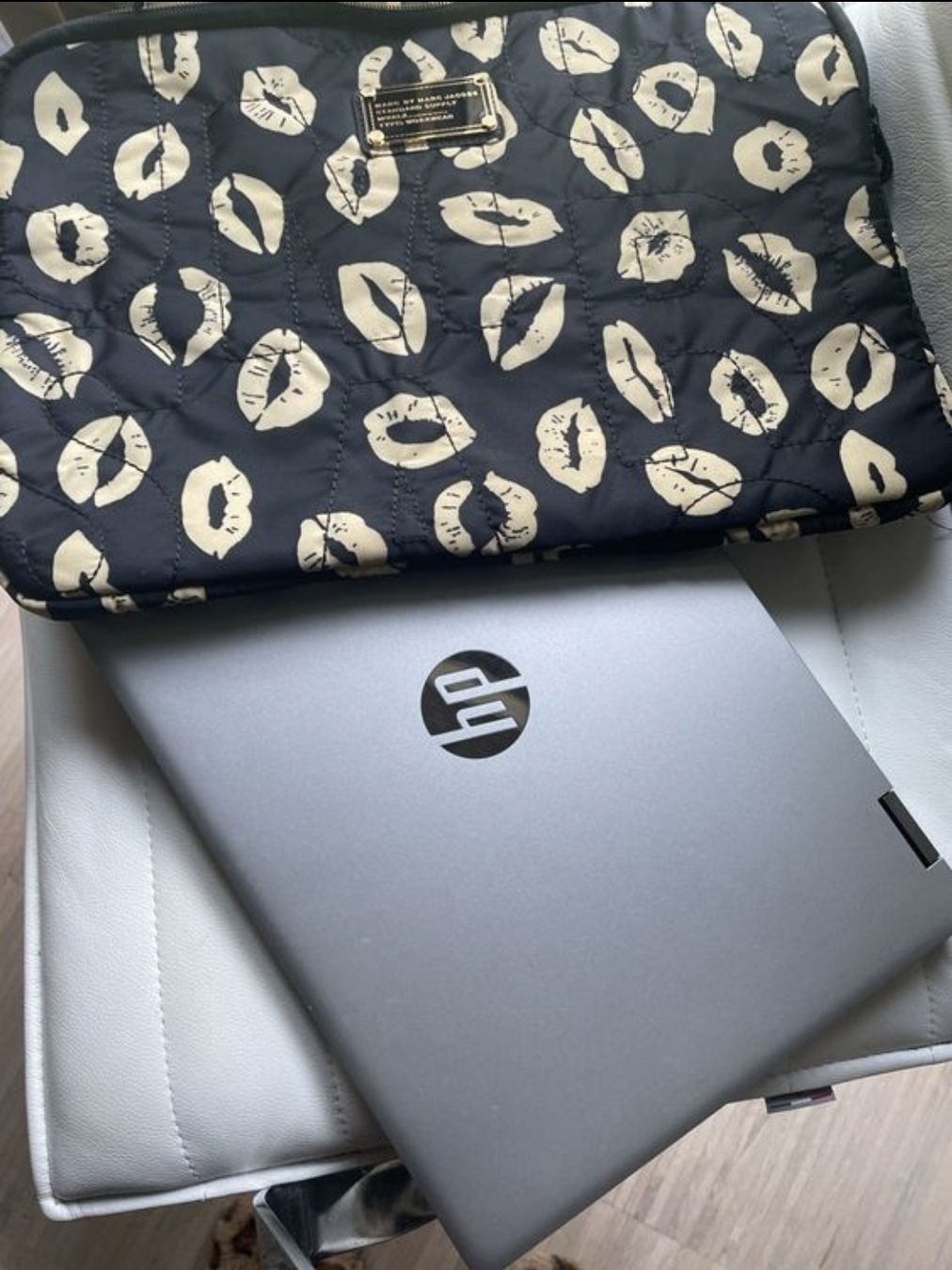 Marc Jacobs Taschen: Fourre lap top de Marc Jacobs – Gebraucht aus Lausanne von Cognitia 2