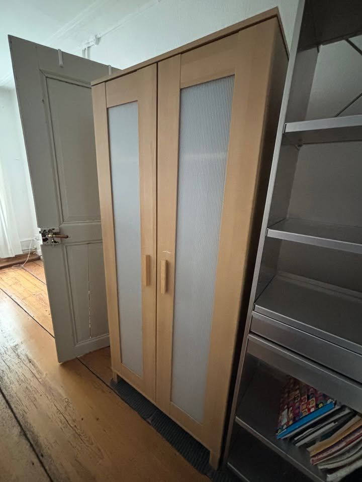 Armoires: Kleiderschrank – D'occasion à Basel par nat.mid 1
